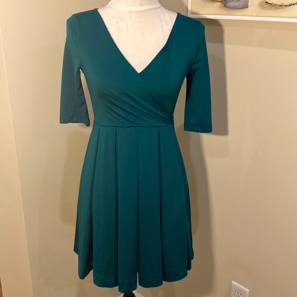 H&M 3/4 sleeve dress pleated green